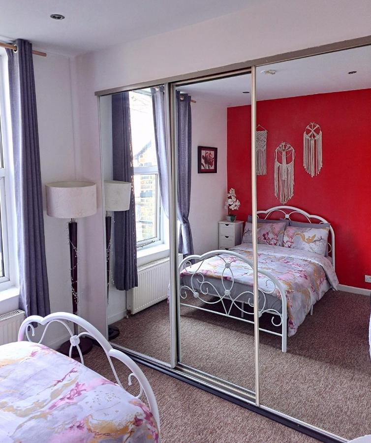 Double Room Lgbt Лондон Экстерьер фото