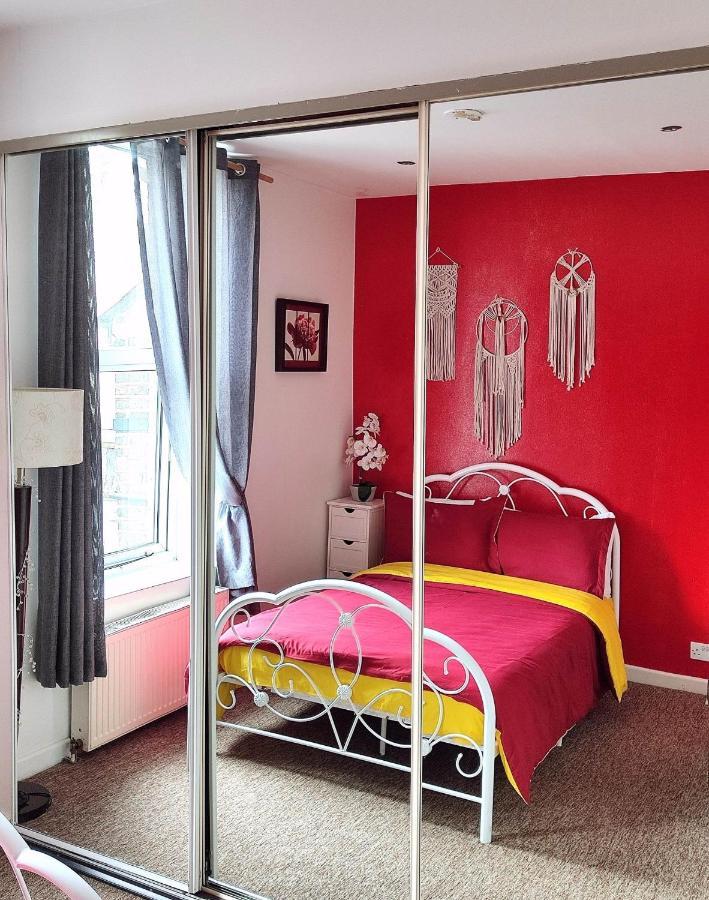 Double Room Lgbt Лондон Экстерьер фото