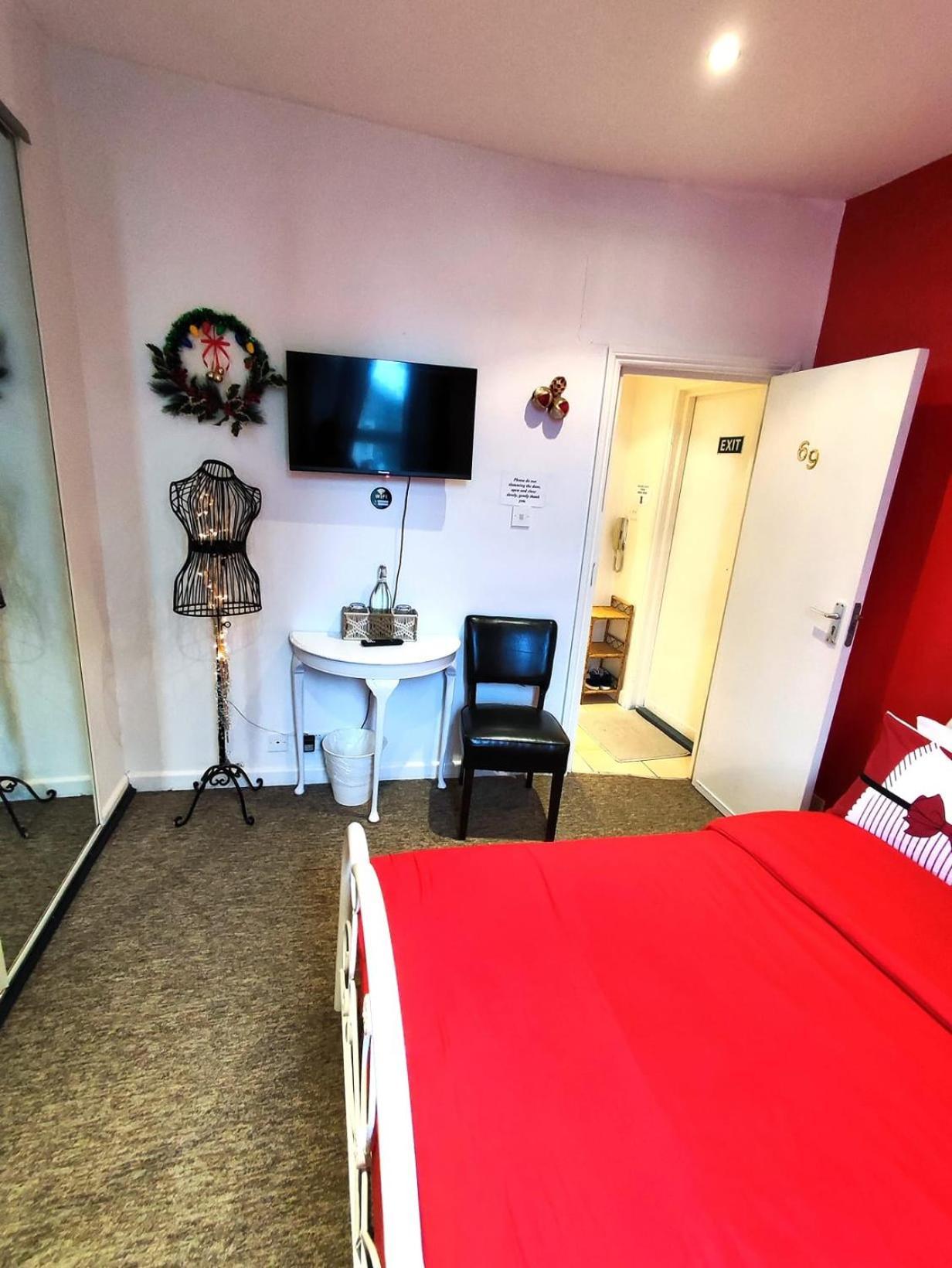 Double Room Lgbt Лондон Экстерьер фото